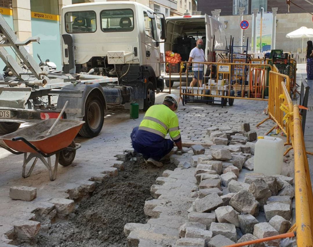 Un trabajador de la construcción en una obra municipal en el centro de Granada