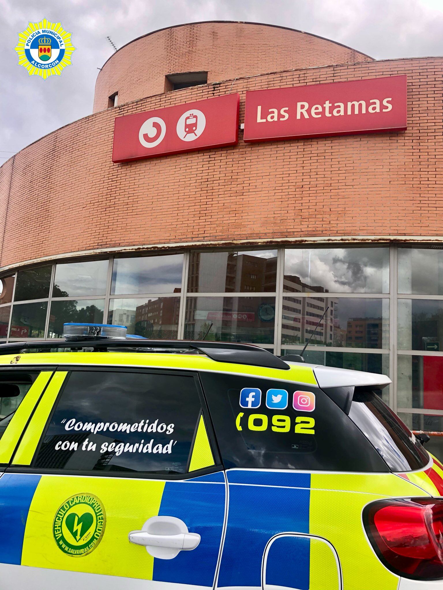 Vehículo de la policía municipal de Alcorcón en la estación de Las Retamas de Alcorcón