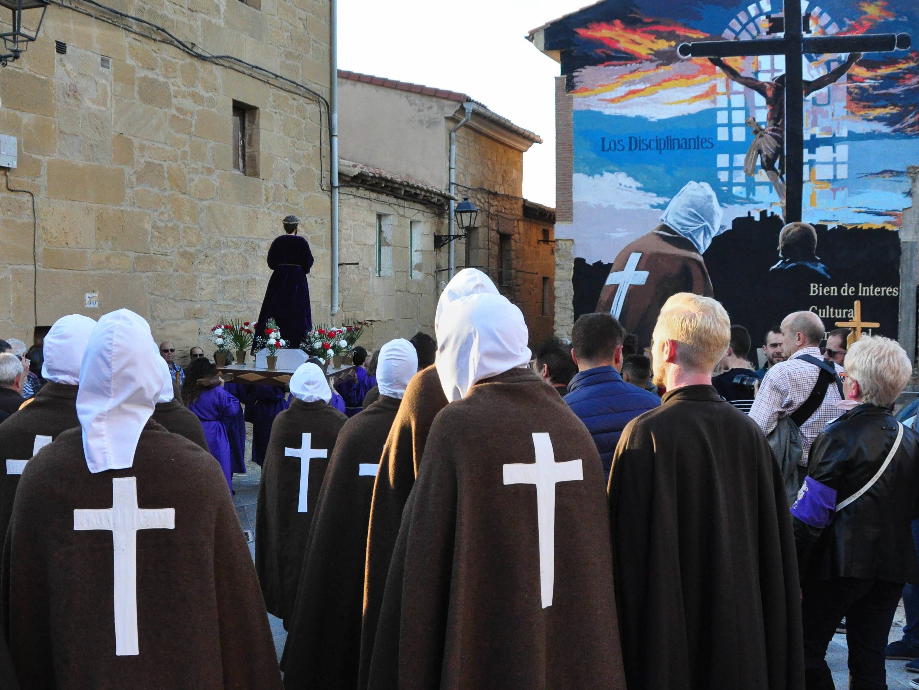 Los disciplinantes de la procesión de Semana Santa en San Vicente de la Sonsierra (La Rioja)