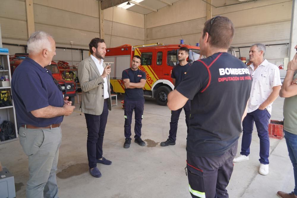 Visita de Isaac Claver al parque de bomberos de Sariñena