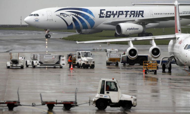 Un avión de EgyptAir en el aeropuerto parisino de Charles de Gaulle.