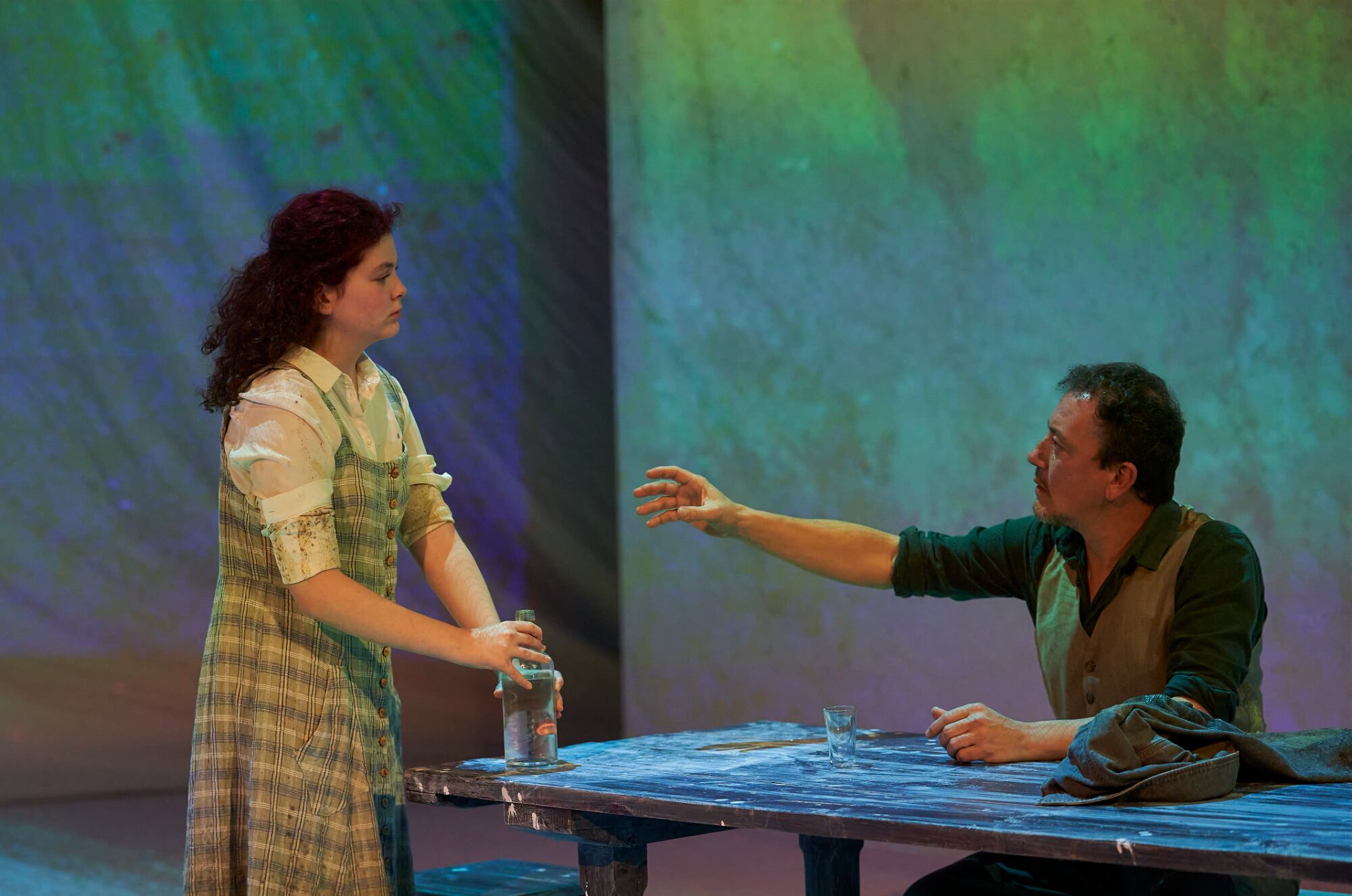 Marta Pelegrina i Roger Casamajor en un dels assajos de l'obra "Andorra" al TNC.