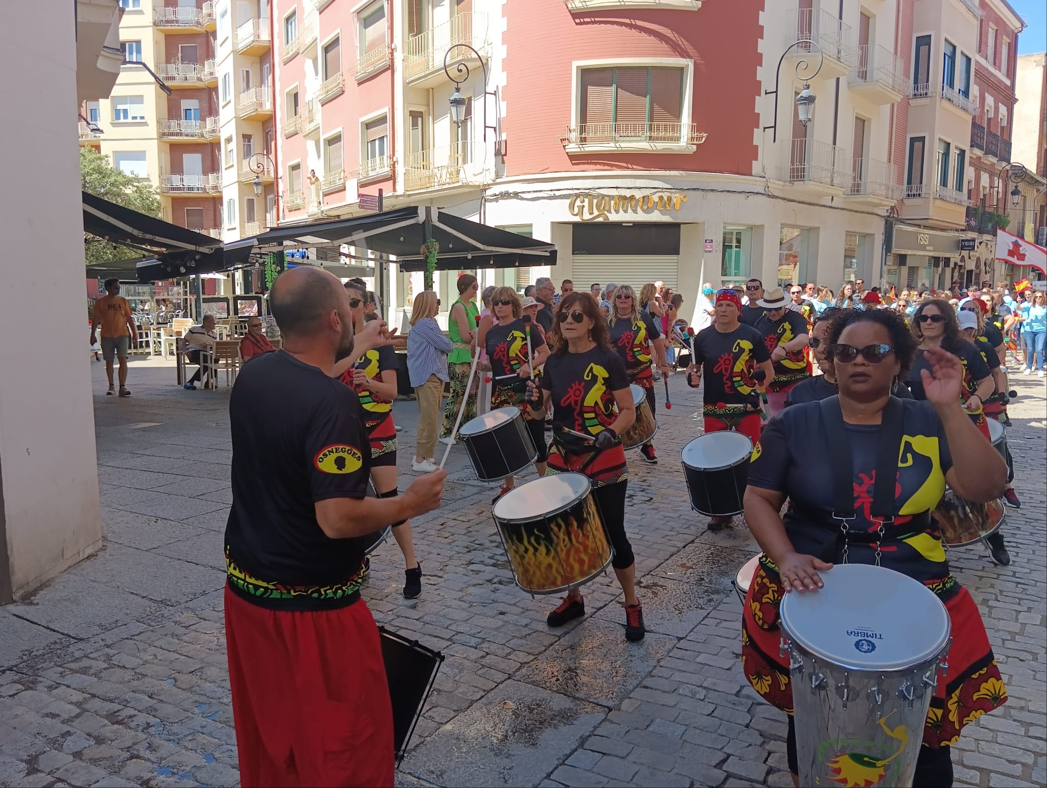 Los Gurús en el desfile del Eurofest 2024 en Aranda de Duero