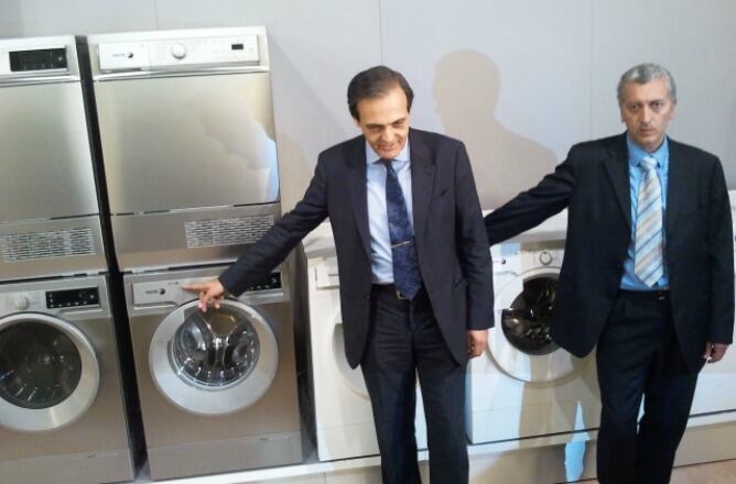 Jorge Parladé, Administrador de CNA Group, y Francisco Martín, Director General de Cata en el showroom de Fagor en la sede central de Arrasate