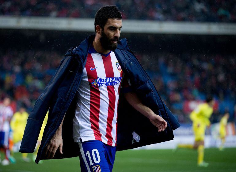 Arda Turan se retira del terreno de juego