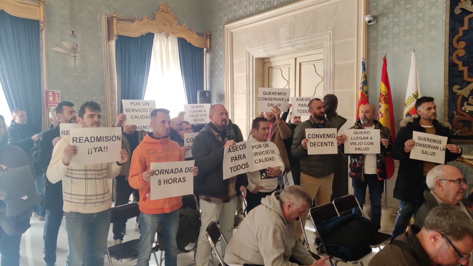 Trabajadores de La Alcoyana, una de las dos protestas que han tenido lugar en el Pleno de enero