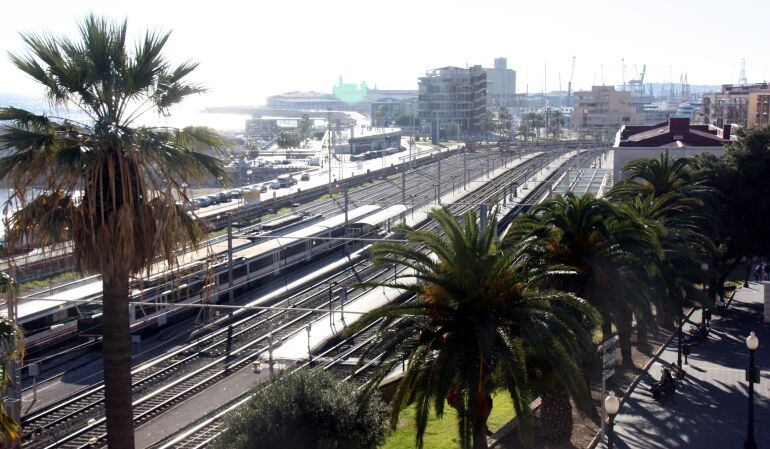 Les vies divideixen la ciutat de la platja.
