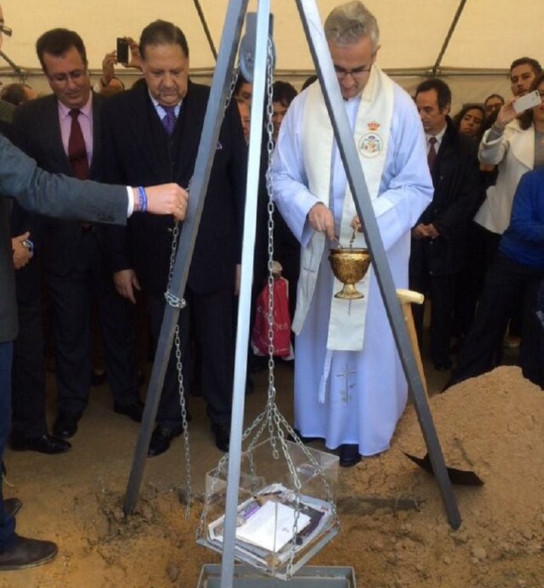 Fray Juan Dobado, director espiritual de Los Gitanos, bendice la primera piedra de la futura casa de hermandad en presencia del hermano mayor de la corporación, Pepe Moreno