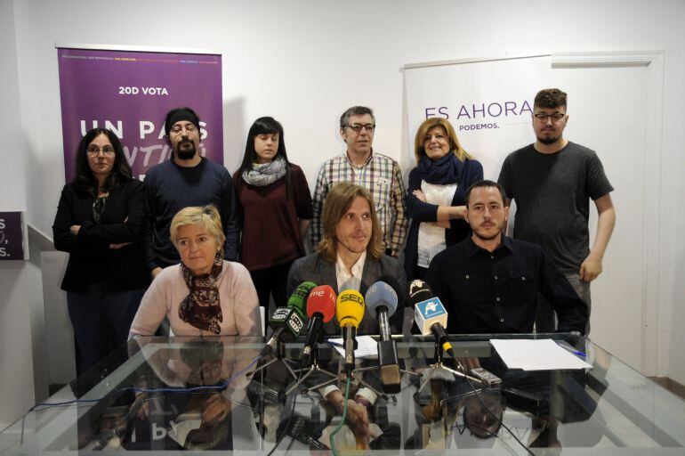 El secretario general de Podemos Castilla y León, Pablo Fernández (c), durante la rueda de prensa esta semana en la que presentaba la nueva gestora de Podemos Salamanca.