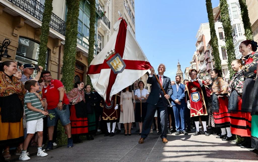 El alcalde de Logroño, Pablo Hermoso de Mendoza, realiza su primer banderazo bajo el arco de San Bernabé.