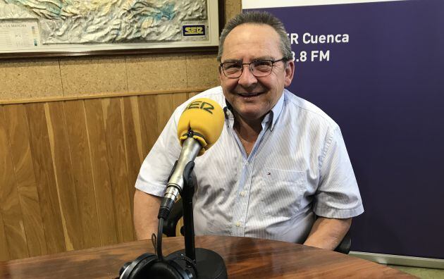 Ángel Espejo en los estudios de SER Cuenca.