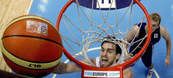 El jugador de la seleccion española, Pau Gasol ,junto al jugador ingles, Clark ,durante el partido del Eurobasket que enfrentó a las selecciones de España y Gran Bretaña