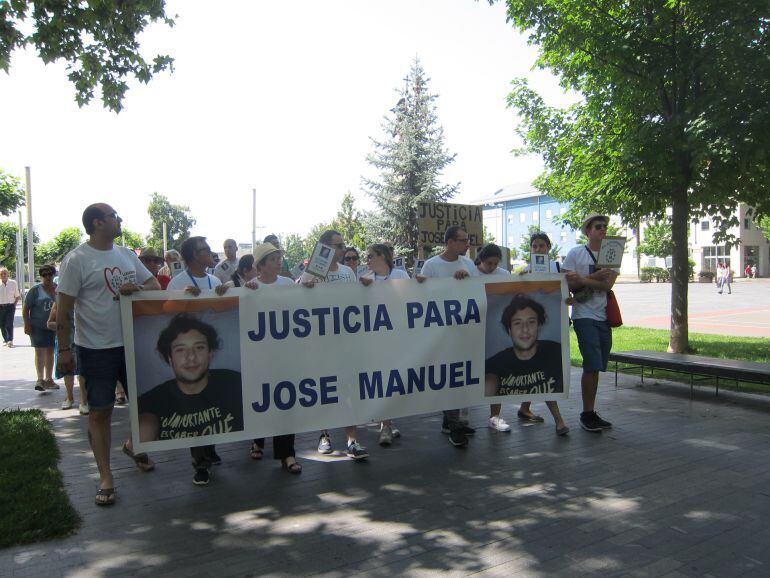 Medio centenar de personas se manifiesta por el centro de Valladolid pidiendo justicia para Jose Manuel Gutierrez