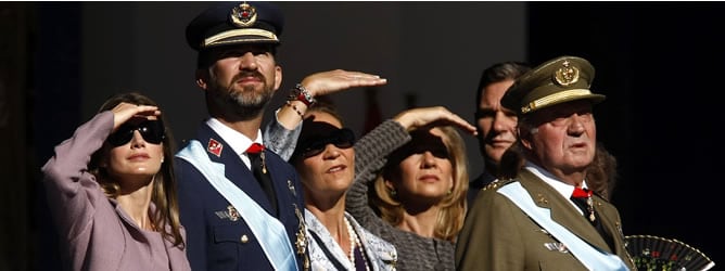 La Familia Real observa durante el desfile las acrobacias aéreas