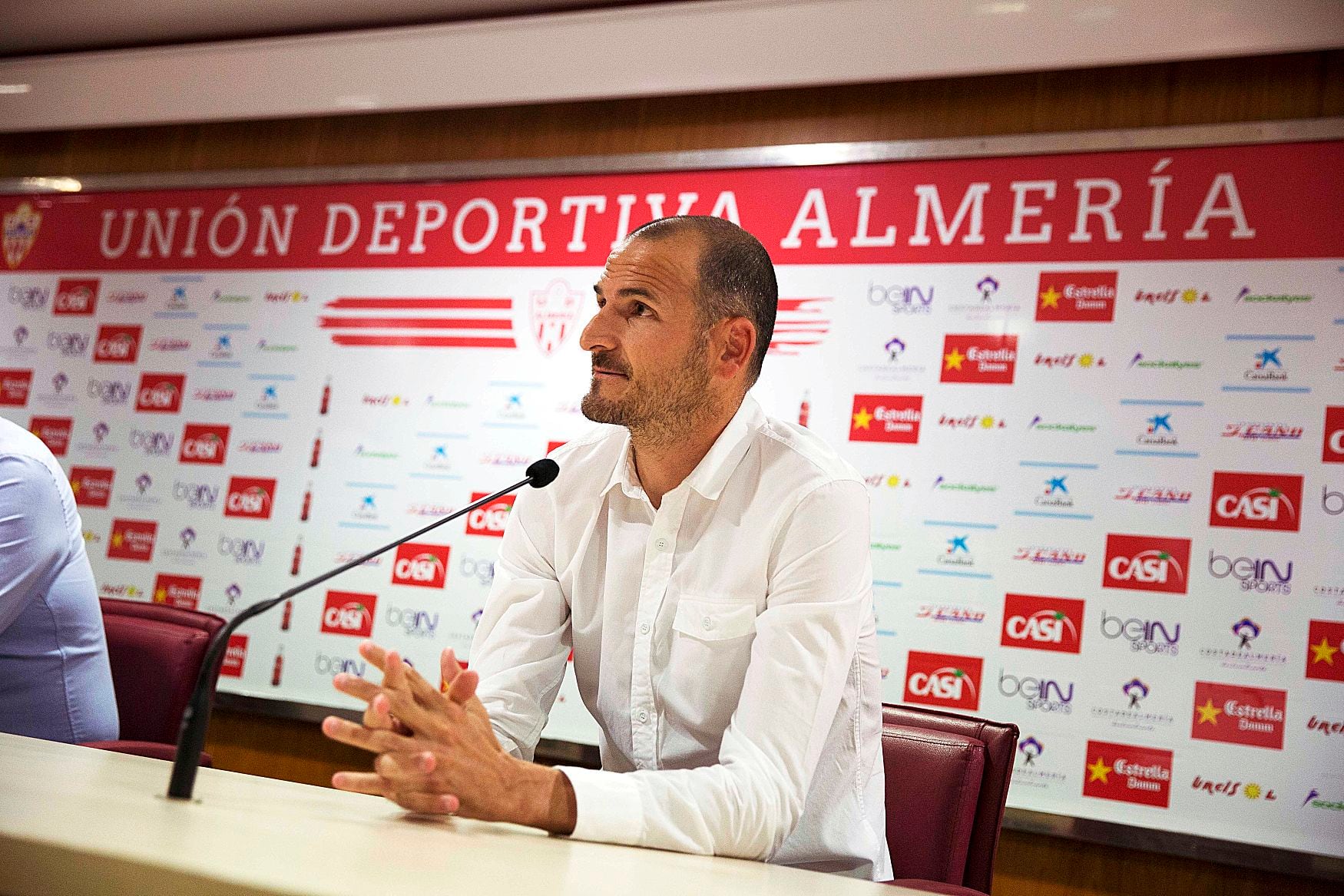 Fernando Soriano tomando el relevo de Gorosito en el Almería.