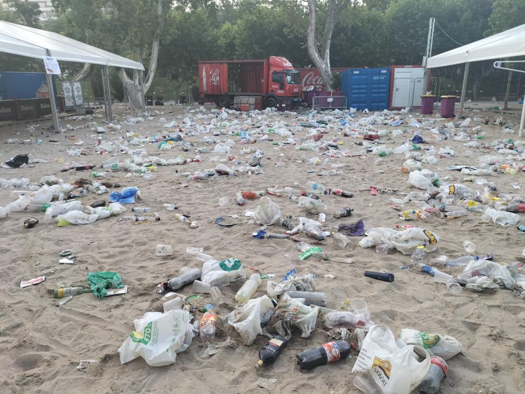 Restos de basura en el entorno de las Moreras tras la Noche de San Juan en Valladolid