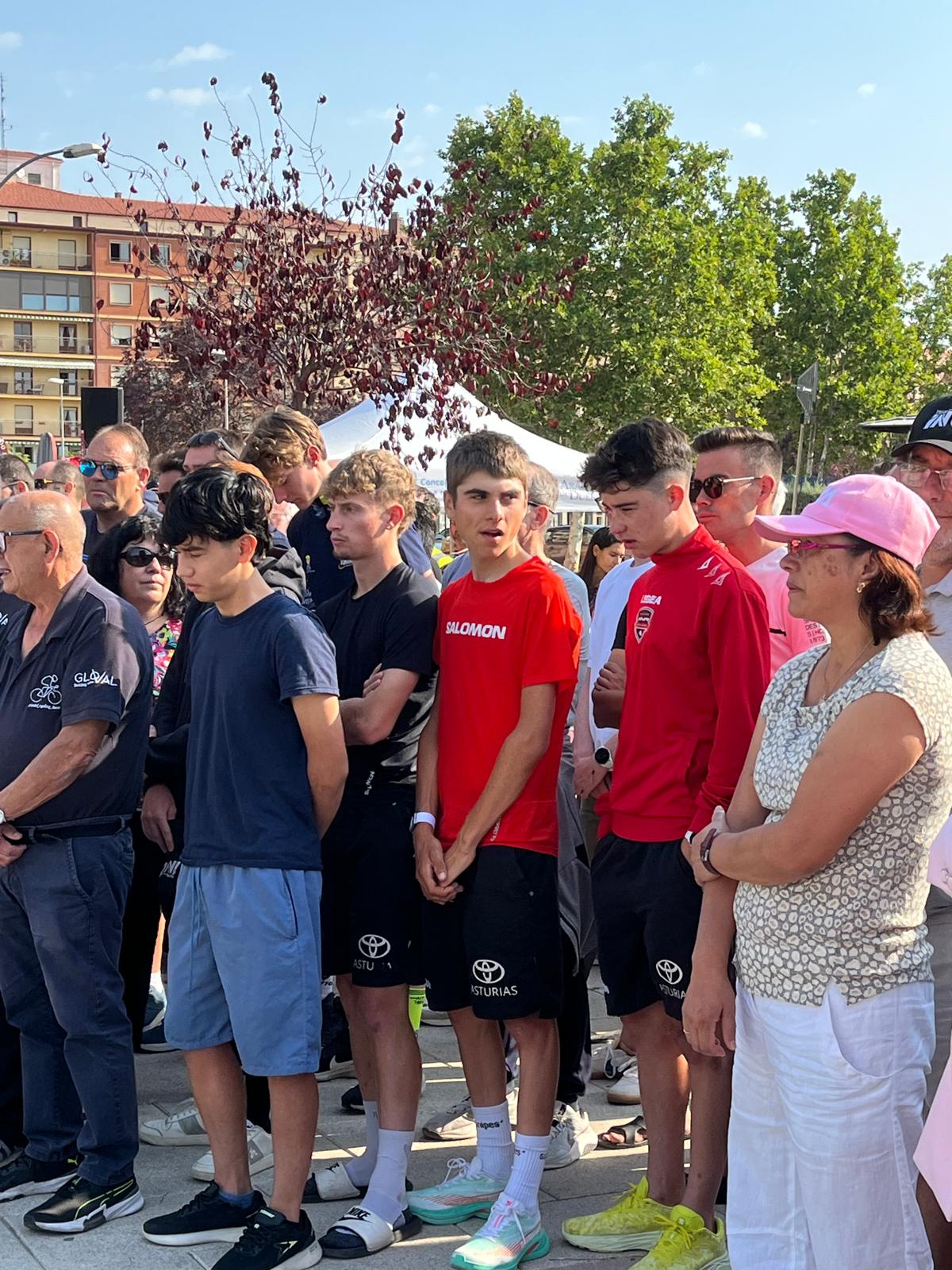 Emoción entre los jóvenes ciclistas, en el homenaje en Aranda a Iván Mélendez Luque, joven ciclista fallecido en la Vuelta Júnior a la Ribera del Duero