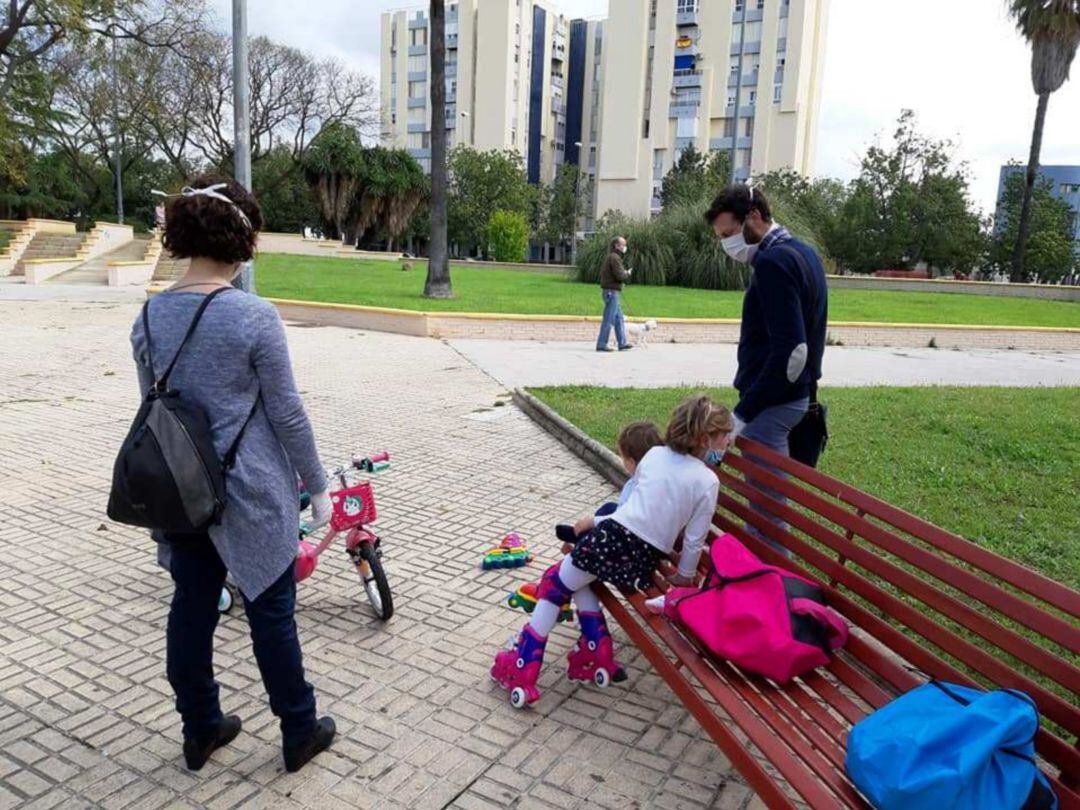 Una pareja con sus dos hijos este domingo en el parque de La Unión