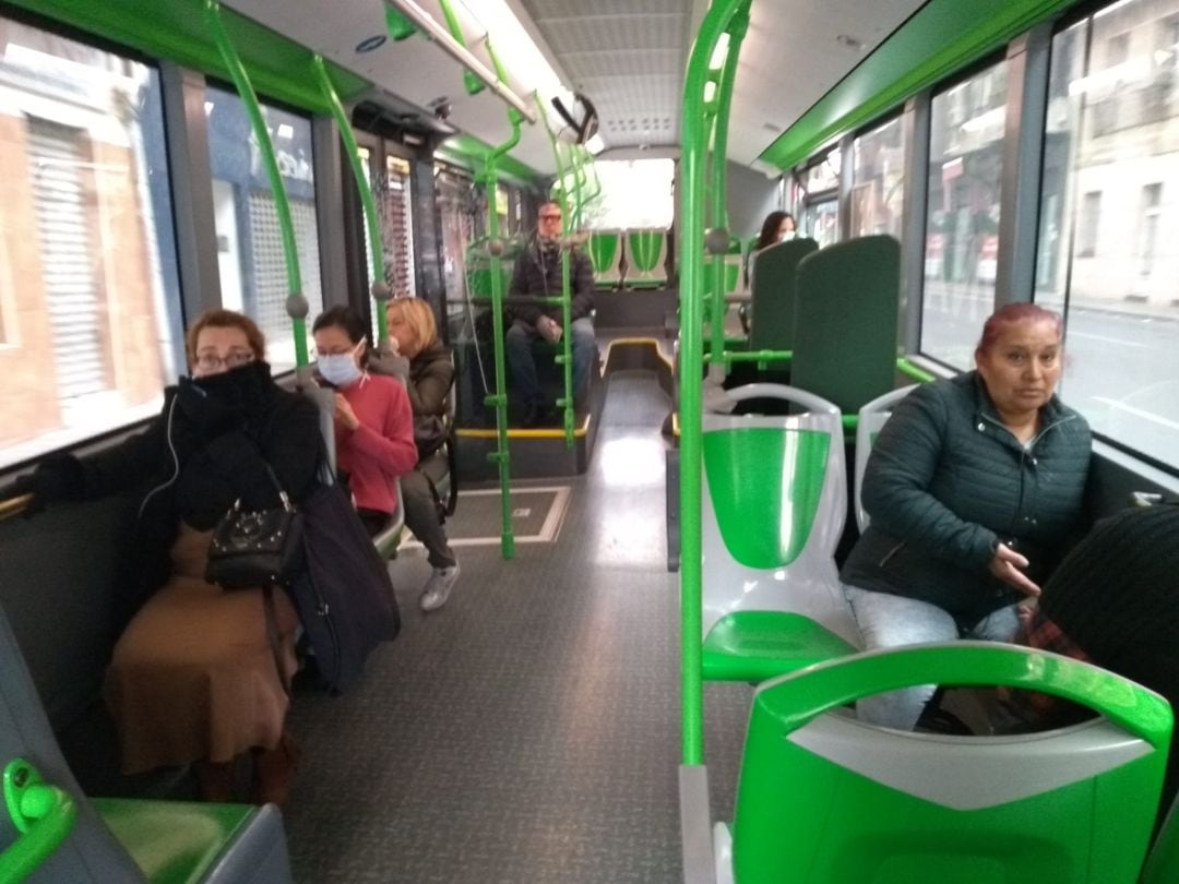 Pasajeros en un autobús que recorre las calles de Alicante.