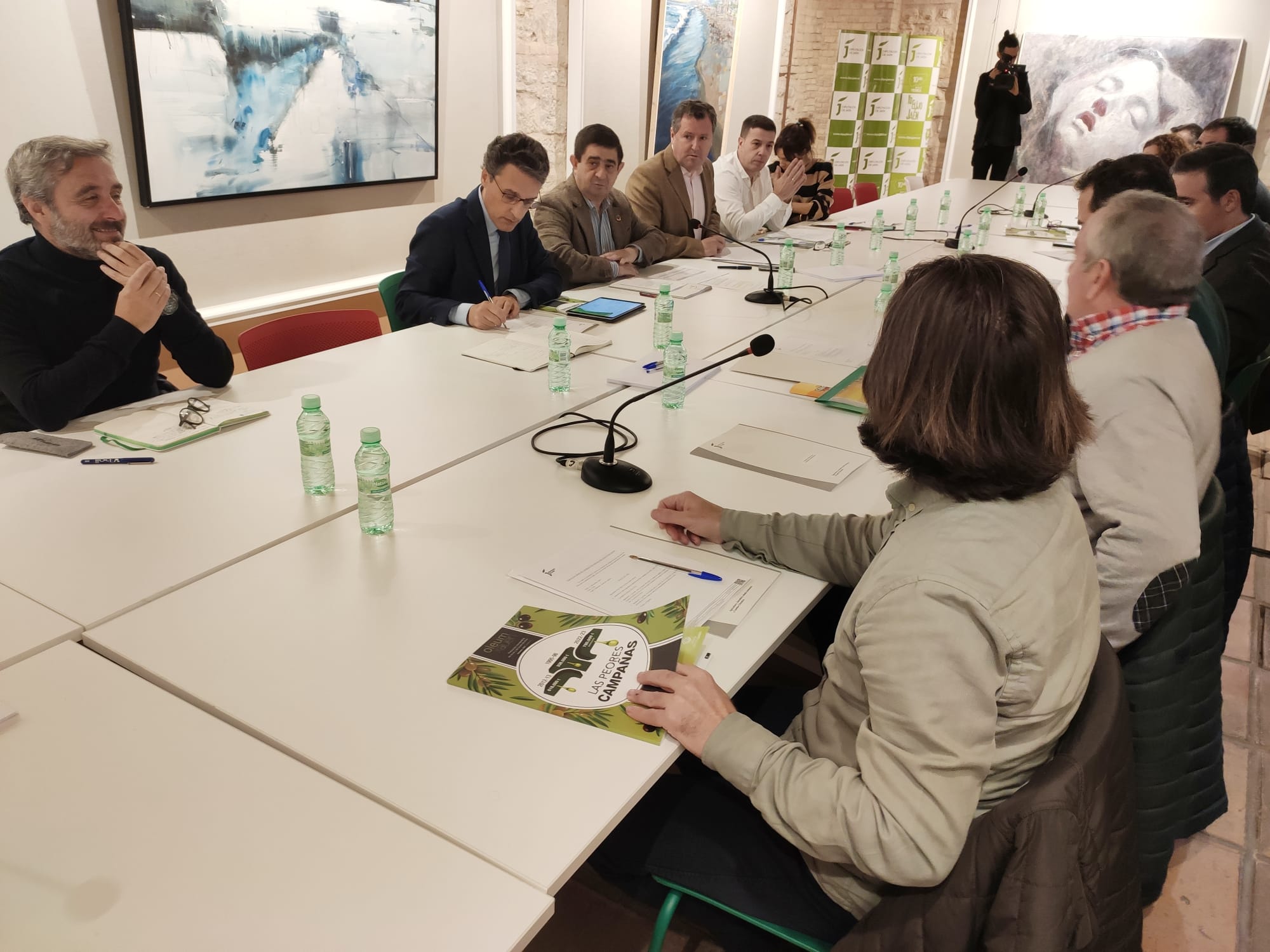 Personalidades de la política y la agricultura durante una reunión del Consejo Provincial del Aceite de Oliva de Jaén