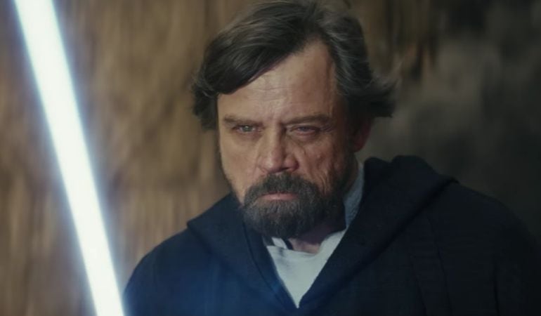 Mark Hamill sujeta su famoso sable láser.