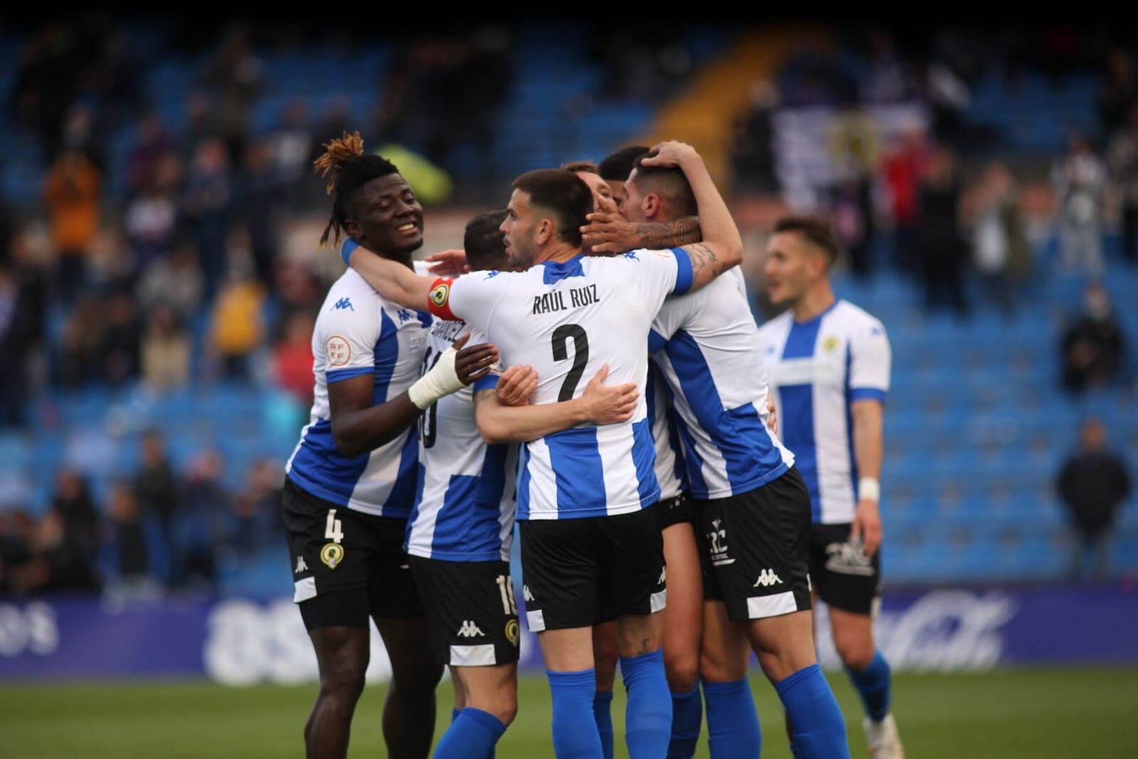 Jugadores del Hércules CF celebrando uno de los goles frente At. Pulpileño