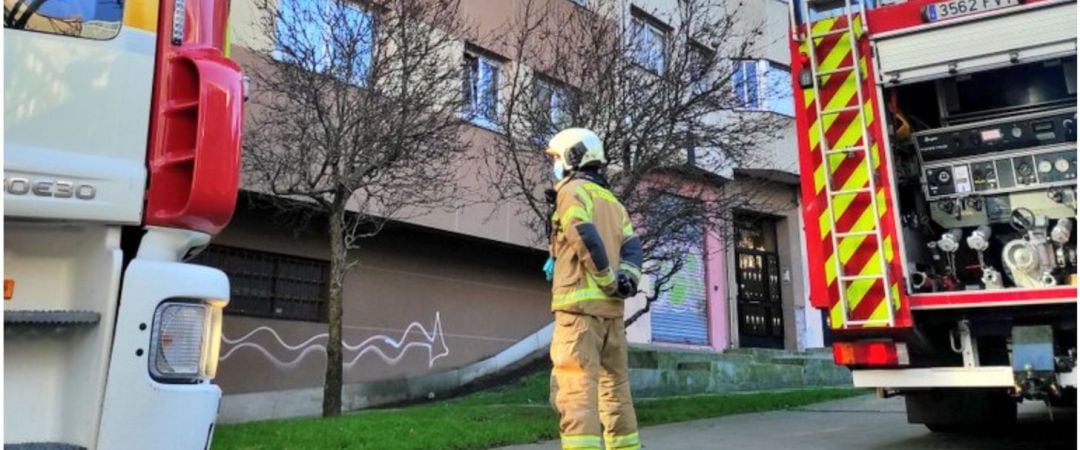 Los bomberos trabajan en un incendio