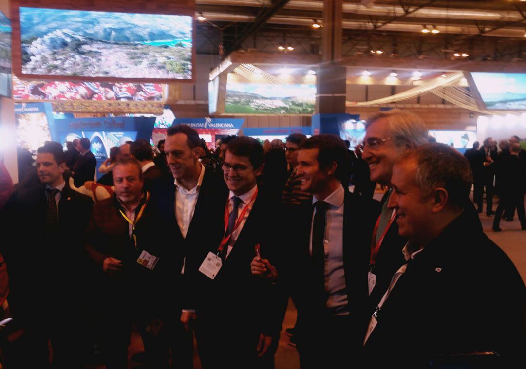 El alcalde, José Luis Rivas, y el teniente alcalde de Turismo, Héctor Palencia, acompañan a Pablo Casado y a Fernández Mañueco durante su visita al stand en el que se promociona Ávila