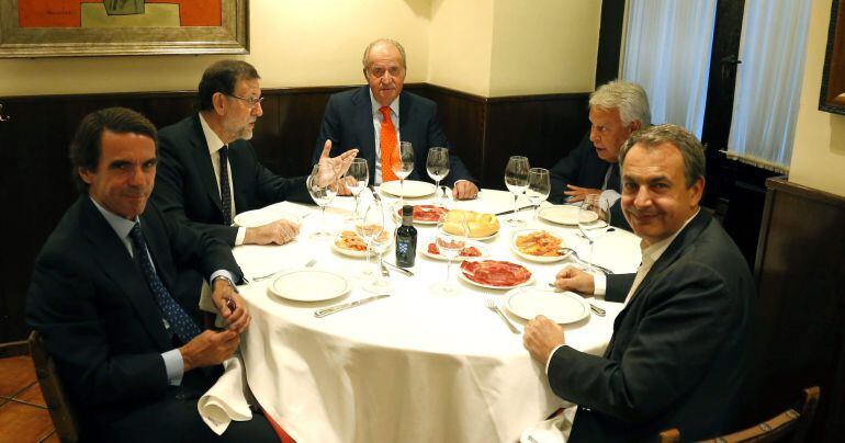 Imagen facilitada por Presidencia del Gobierno, del Rey Juan Carlos (c) acompañado por el Presidente del Gobierno, Mariano Rajoy (2i) y los expresidentes José María Aznar (i), Felipe González (2d) y José Luis Rodriguez Zapatero, durante la cena