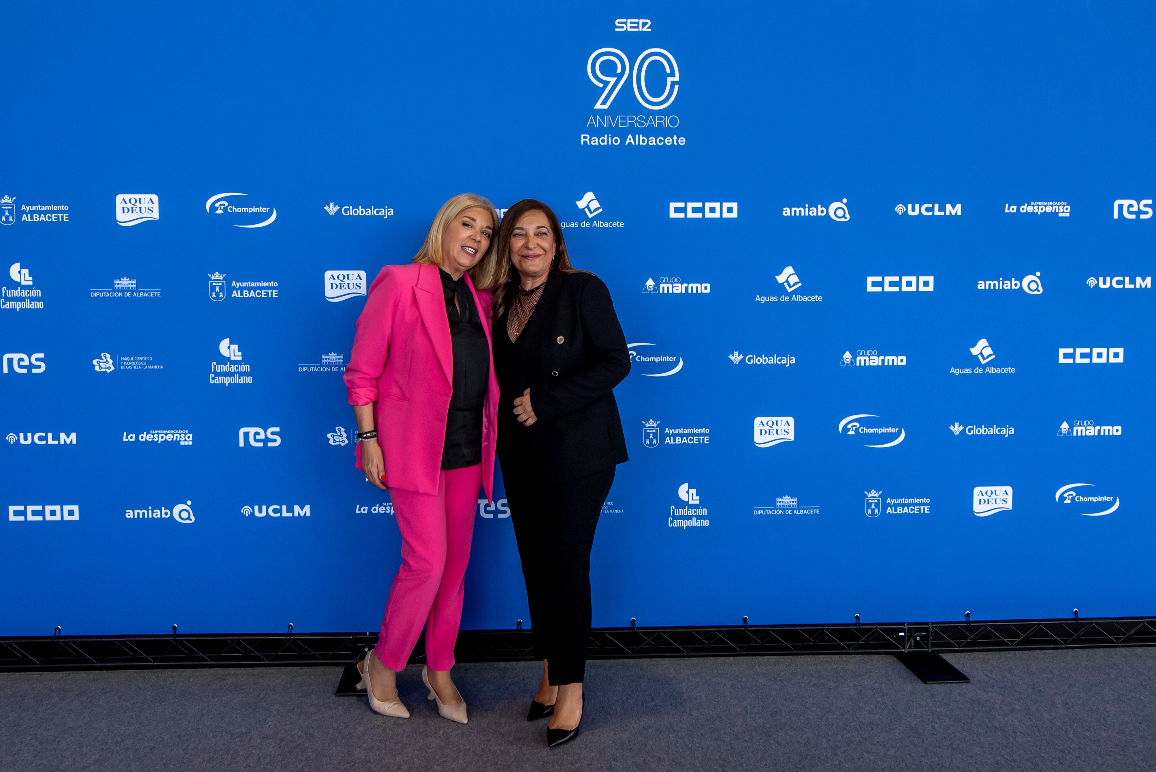 La directora de Más Imagen Eventos, Toñi Pastrana, junto con la directora de Radio Albacete, Justina Gómez.