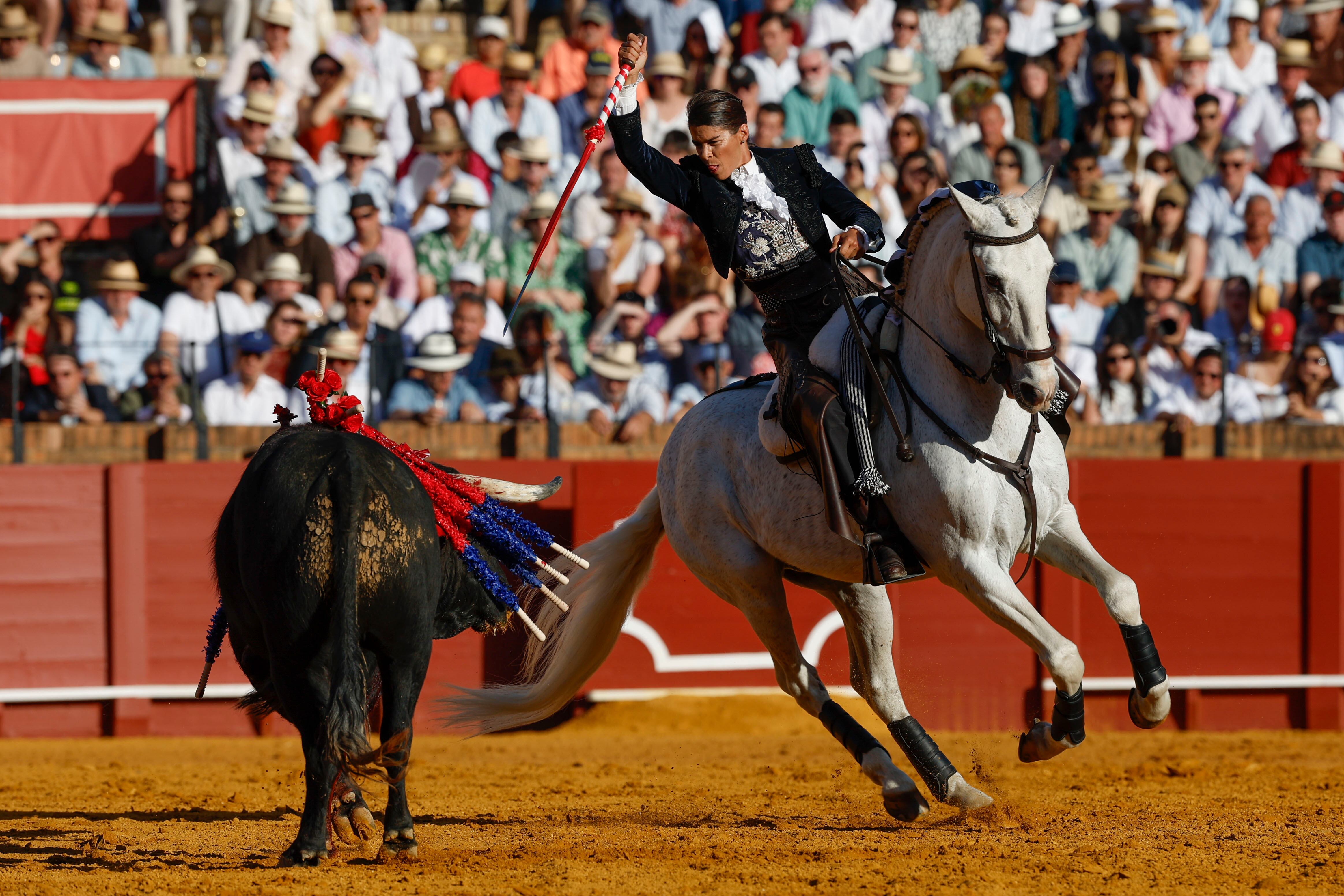 SEVILLA, 19/04/2026.- La rejoneadora Lea Vicens en su faena al primero de su lote durante la corrida de rejones que se celebra este domingo en la plaza de toros de La Maestranza, en Sevilla. EFE / Julio Muñoz.