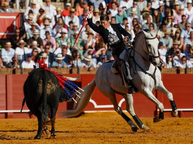 SEVILLA, 19/04/2026.- La rejoneadora Lea Vicens en su faena al primero de su lote durante la corrida de rejones que se celebra este domingo en la plaza de toros de La Maestranza, en Sevilla. EFE / Julio Muñoz.