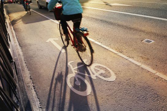 El dictamen no comparte la idea de que las bicicletas puedan circular por la acera con los peatones.