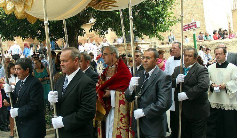 El Santo Lignum Crucis de la Confraternidad de la Vera-Cruz, durante su estancia en Arjonilla (Jaén) en 2015