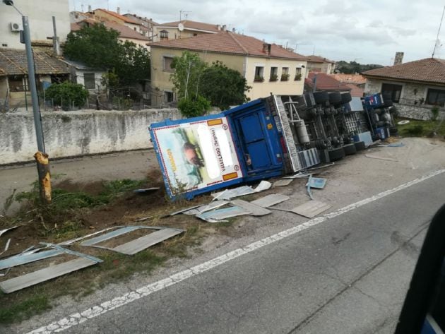 Vuelca un camión de cerdos en la carretera de Cuéllar a Peñafiel