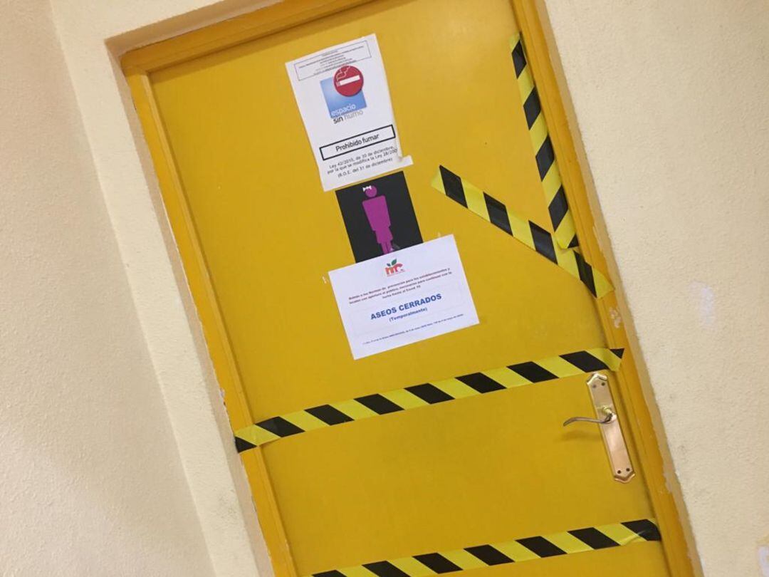 Aseos precintados en los mercados de Elda