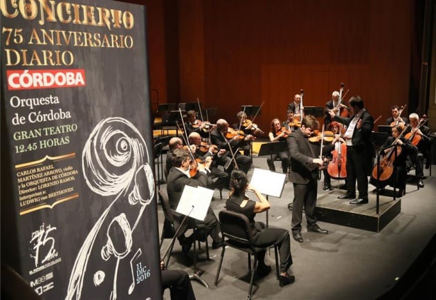 El violinista Carlos Martínez junto a la Orquesta de Córdoba