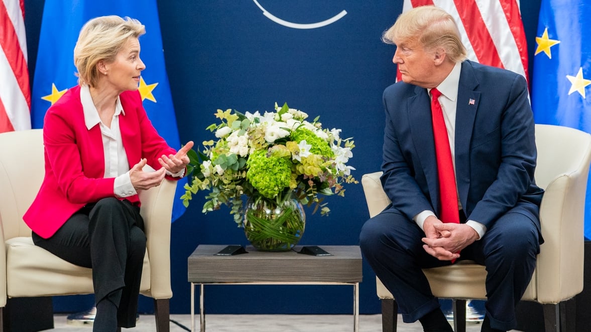 El presidente Donald J. Trump se reúne con la presidenta de la Comisión Europea, Ursula von der Leyen, durante la 50.ª reunión anual del Foro Económico Mundial, en 2020.