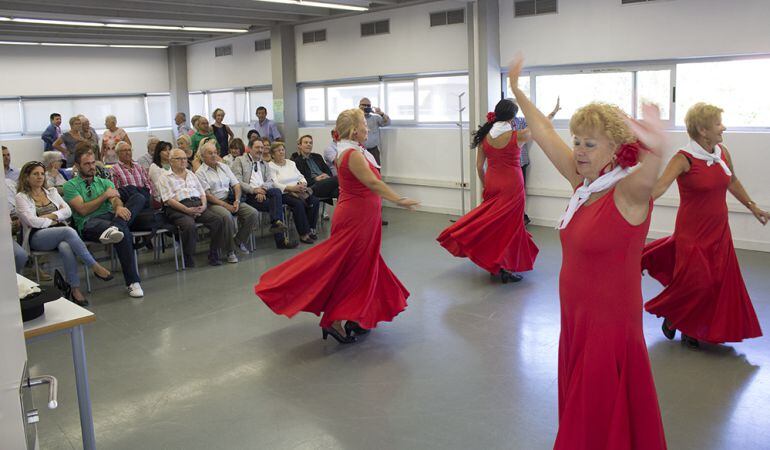 Bailes regionales en la expedicion a los pueblos hermanados en Cataluña