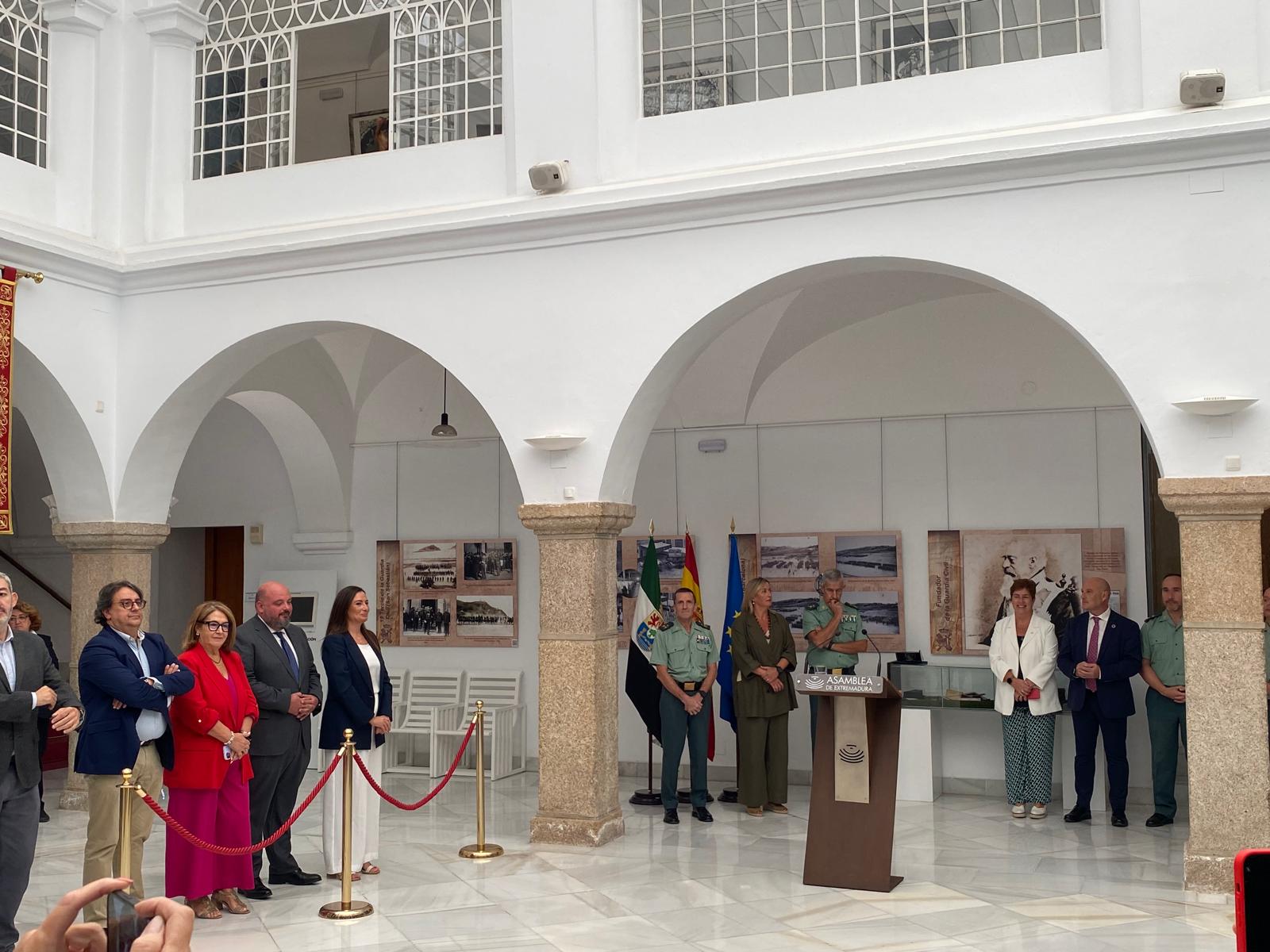 Inauguración exposición Fotografía Histórica Guardia Civil en la Asamblea de Extremadura en Mérida