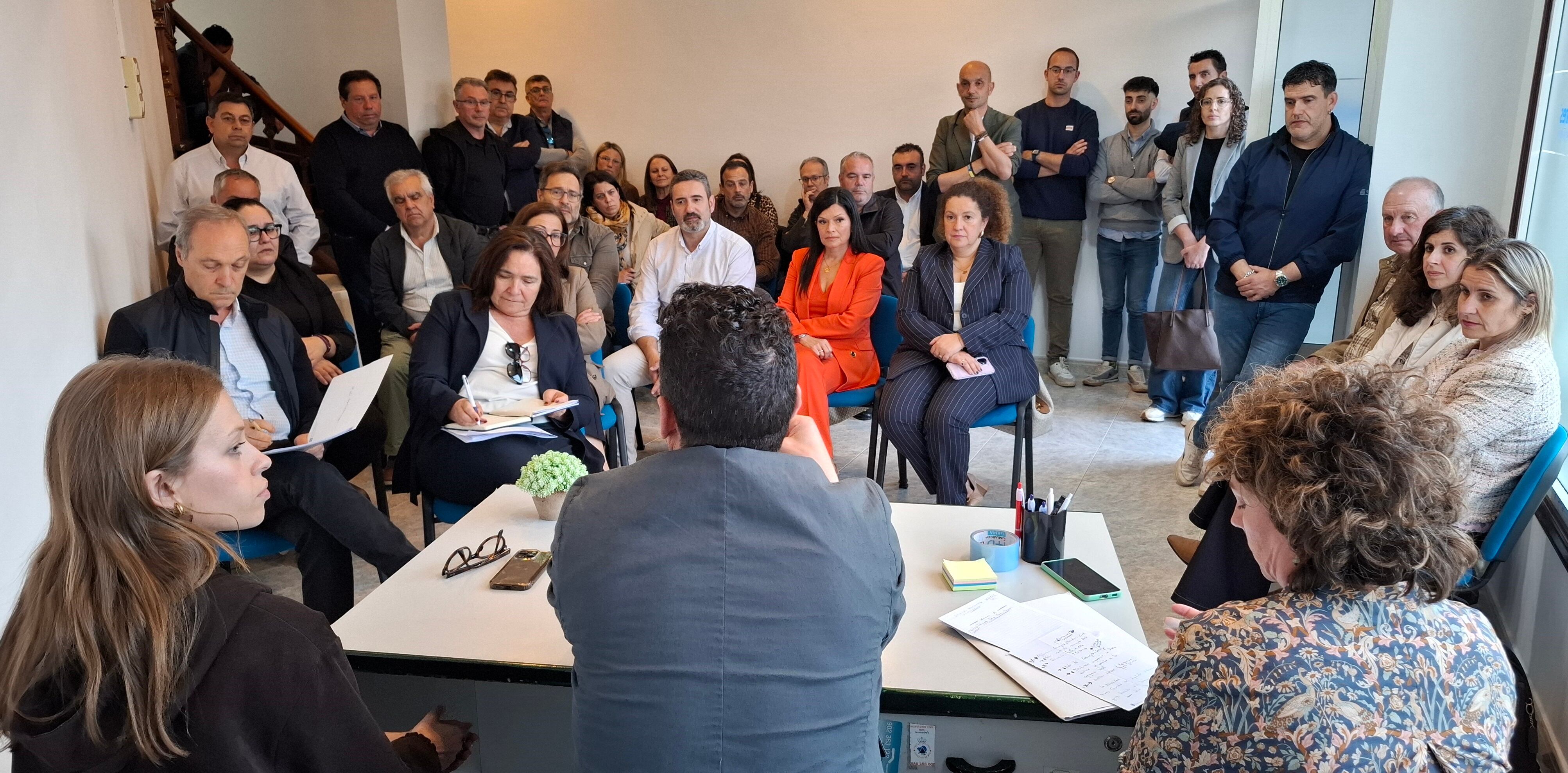 Iván Gómez, nuevo líder del PP de O Rosal, en la última fila sentado al lado del alcalde de O Porriño, Alejandro Lorenzo, que está de pie