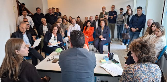 Iván Gómez, nuevo líder del PP de O Rosal, en la última fila sentado al lado del alcalde de O Porriño, Alejandro Lorenzo, que está de pie