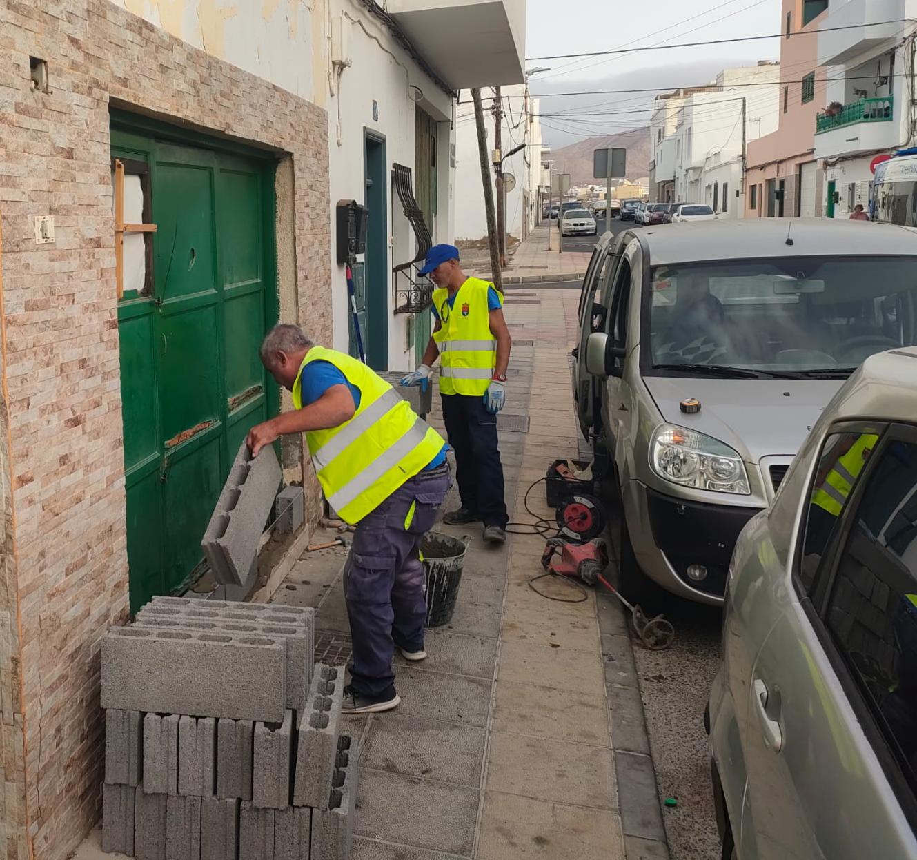 Operarios de Arrecife clausurando un fumadero de drogas en el barrio de Maneje.