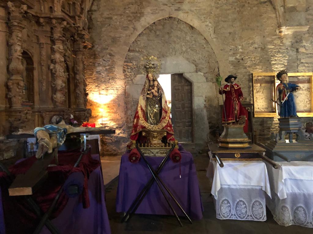 El Cristo, junto a las imágenes de los Barrios y su entorno, en la iglesia de San Martín