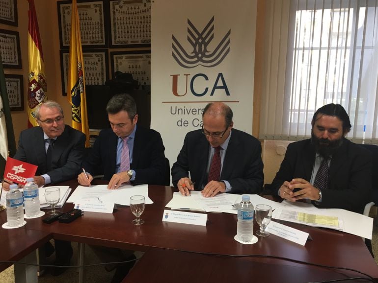 Representantes de la UCA y Cepsa durante la firma del convenio.