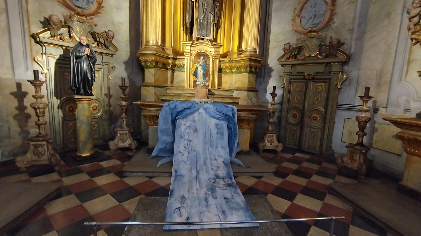 Imágenes de la obra “Manto” que se expone en la capilla de San Frutos de la Catedral de Segovia