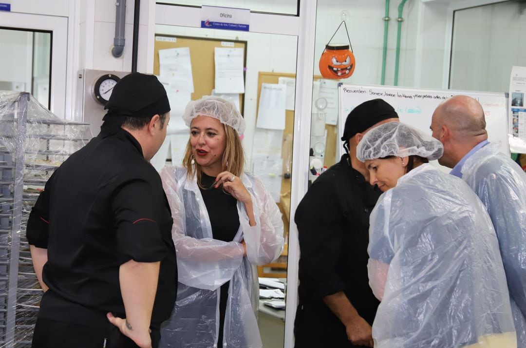 Dolores Corujo visitando los Centros de Arte, Cultura y Turismo