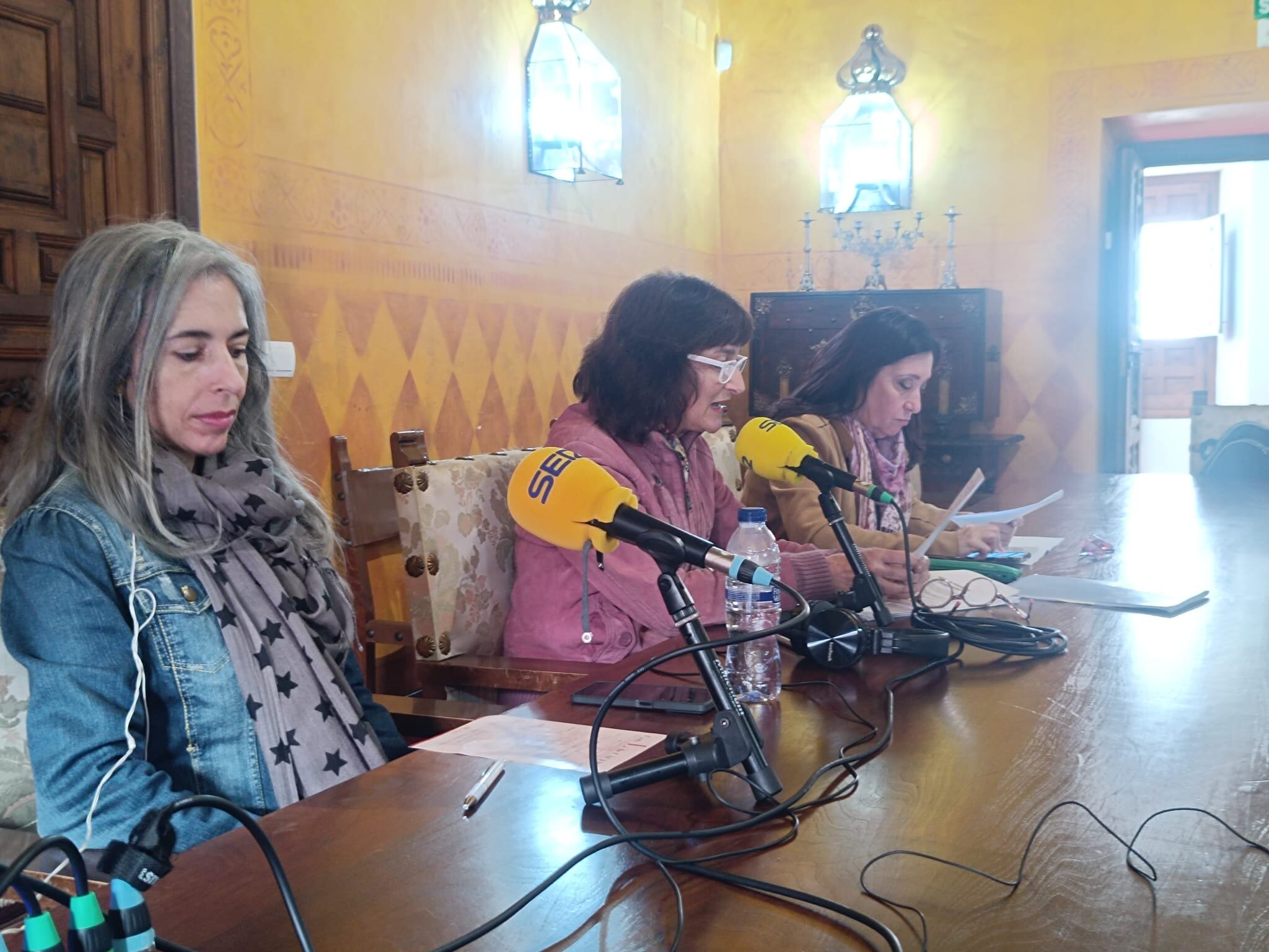 Ada Salas (centro) junto a Marisol Verde (dcho) y la representantes la editorial cuatro hojas