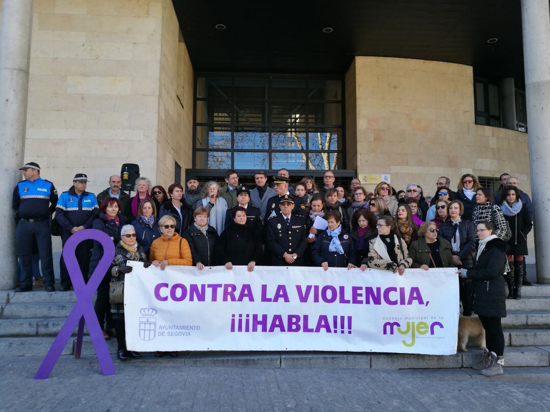 La concentración se ha realizado a las puertas de Comisaría de Policía