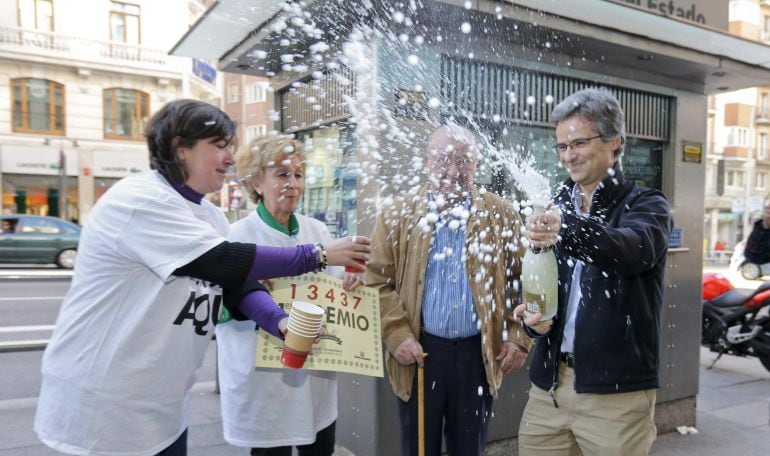 Trabajadores de la administración de lotería nº 15 un kiosco situado frente al número 56 de la Gran Vía